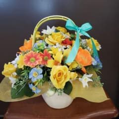 カラフルな造花バスケットアレンジメントのサムネイル