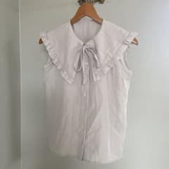 美品　レピピアルマリオ　フリル付きグレーのノースリーブトップス　サイズSのサムネイル