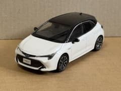 トヨタ カローラスポーツ 黒× ホワイトパール カラーサンプルミニカー
