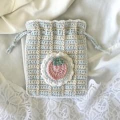 ハンドメイド　ミニ巾着　編み物　いちご　水色のサムネイル