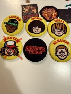 ストレンジャーシングス 刺繍缶バッジ - メルカリ