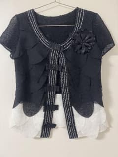 週末値下‼️ NOKO OHNOバイカラー 花モチーフ 半袖トップス 週末値下‼️ NOKO OHNOバイカラー 花モチーフ 半袖トップス - メルカリ