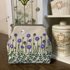 紫の花のボーダー刺繍がま口ポーチのサムネイル