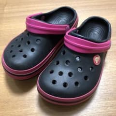 クロックス　ブラック×ピンク　17～18㎝のサムネイル