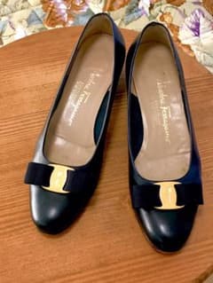 フェラガモ ヴァラ  ネイビー 7 1/2 B 中古 底 補修済のサムネイル