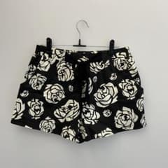 【未使用】黒白バラ柄ショートパンツ　Lのサムネイル
