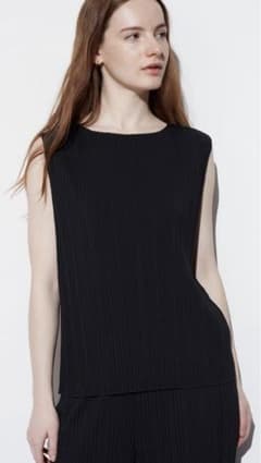 UNIQLO プリーツノースリーブ T ブラックのサムネイル