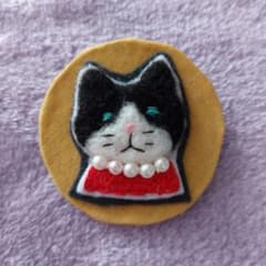 とぼけ顔ハチワレ猫さんブローチ　ハンドメイドのサムネイル