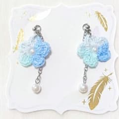 ハンドメイド ニットフラワー ピアス ブルーのサムネイル