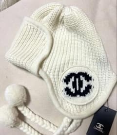 CHANEL ホワイト ニット帽 ビーニー ポンポン付き - メルカリ