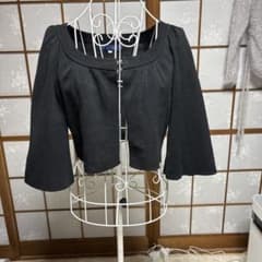 エムズグレイシー 黒のオフショルダー クロップドカーディガン 40