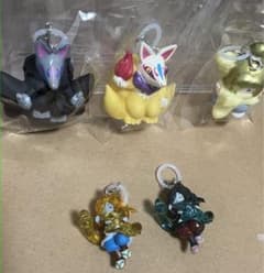 妖怪ウォッチ　めじるしアクセサリー　オロチ　ヒカリオロチ　キュウビ　ヤミキュウビのサムネイル