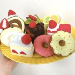 ハンドメイド フェルトケーキ おままごとセット　ドーナツ　ロールケーキのサムネイル