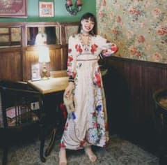 レトロ　大人かわいい花柄ワンピースのサムネイル