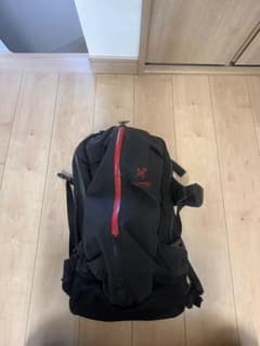 ARC'TERYX ブラックバックパック レッドジッパー - メルカリ