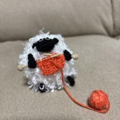 編み物をするヒツジのあみぐるみ ハンドメイドのサムネイル