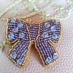 リボンのブローチ　ビーズ刺繍　薄むらさき色のサムネイル