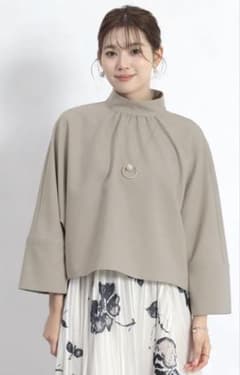 新品☆ハイネックブラウス☆ドルマンブラウス☆グレージュのサムネイル