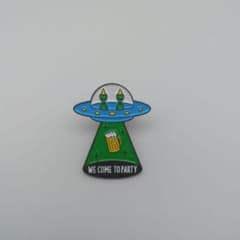 ピンバッジ】3011 UFO 宇宙人 エイリアン ビール パーティー - メルカリ