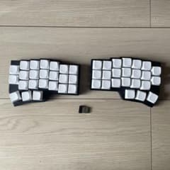 Corne v4 完全無線化 完成品　親指ロープロファイル　白黒 Corne v4 完全無線化 完成品 親指ロープロファイル 白黒 - メルカリ