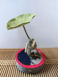 鳥獣戯画風No.2　蛙に蓮の葉　古布ちりめん細工　創作人形のサムネイル