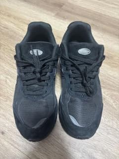 New Balance 2002R ブラック スニーカーのサムネイル