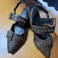 新品！！！！！バックルデザイン ポインテッドトゥ パンプス ダークブラウン Sのサムネイル