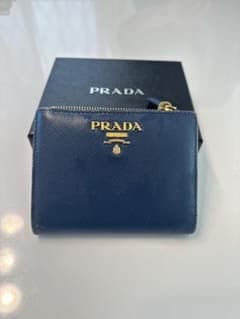 ★PRADA★早い者勝ち！二つ折り財布  ロゴ金具 サフィアーノレザーのサムネイル