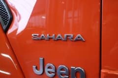 ラングラーJLモデル装着品純正SAHARAサイドフェンダーエンブレム【シルバー】のサムネイル