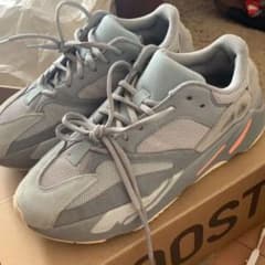 adidas yeezy boost 700のサムネイル