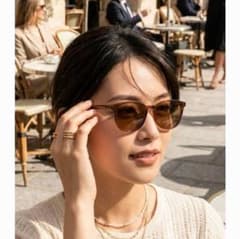 大人気ボストン型 調光サングラス 透明から茶色へ 紫外線カット 小顔効果のサムネイル