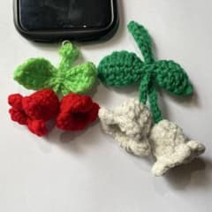 ハンドメイド ニットチャーム 2個セットのサムネイル
