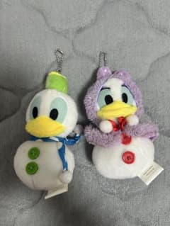 ドナルドダックとデイジーダックの雪だるまデザインのぬいぐるみのサムネイル