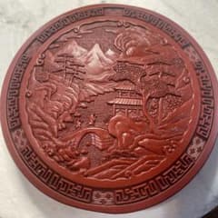 赤色の漆器 山水画風彫刻のサムネイル