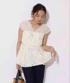 【美品】新品JUSGLITTYデコラチュールブラウス　ペプラムトップスのサムネイル