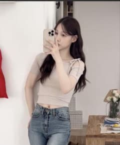 by muni:r リボンワンショルダー リブスリットオフショルダーTシャツのサムネイル