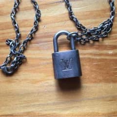 LOUIS VUITTON　南京錠チェーン付きのサムネイル