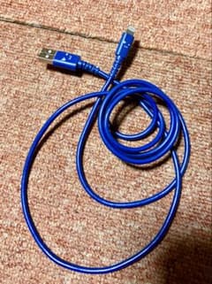顔付き青い充電ケーブル USB Lightningのサムネイル