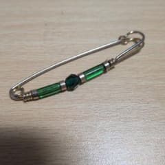 グリーンビーズ付き 安全ピン型ブローチのサムネイル