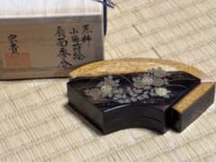 茶道具 黒柿小菊蒔絵扇面香合 北浜宗貴 香合 共箱 茶道具 黒柿小菊蒔絵扇面香合 北浜宗貴 香合 共箱 - メルカリ