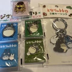 [Brand New] Studio Ghibli My Neighbor Totoro Pins (5 pieces) + 3-Piece Keyring Set (1 piece)