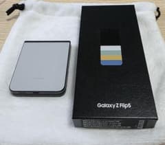 超美品 Samsung Galaxy Z Flip5 グレー （ストア限定色）のサムネイル