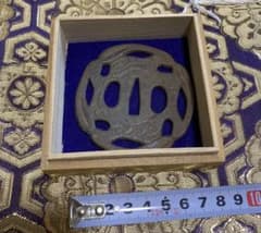 鉄鍔 1点物 刀装具 雲文様 透かし彫り 木箱入り - メルカリ