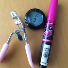 メイベリン マスカラ NYX アイシャドウ ビューラー付き！のサムネイル