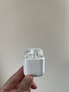 Apple AirPods 本体 充電ケース付きのサムネイル