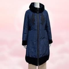 刺繍入り ネイビーのダウンコート スーパービューティ 新作 Lサイズ