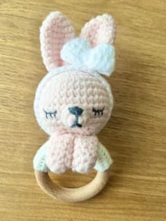 【新品未使用】うさぎ編みぐるみラトル 木製リング付きのサムネイル