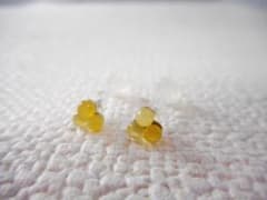 黄色いつぶつぶの樹脂ポストピアス＊樹脂ピアスのサムネイル