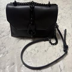 《値下げ‎♡》CHARLES & KEITH ショルダーバッグ ブラックのサムネイル