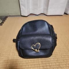 ハート型金具付き黒リュックのサムネイル